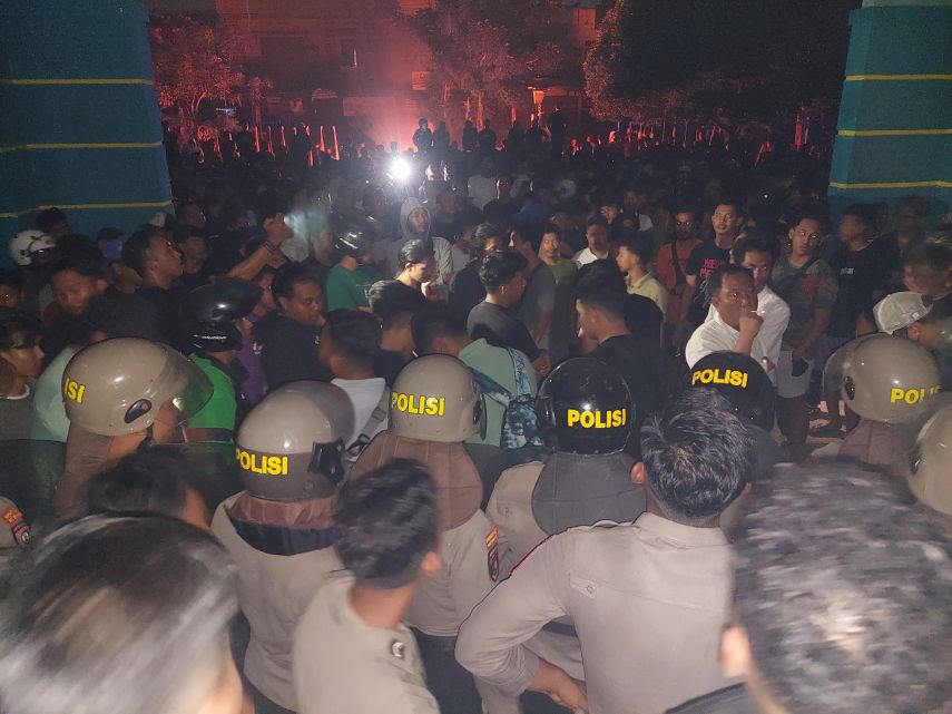 Padam Listrik Berjam-jam, Warga Geruduk Kantor PLN Berau, Sejumlah Fasilitas Dirusak