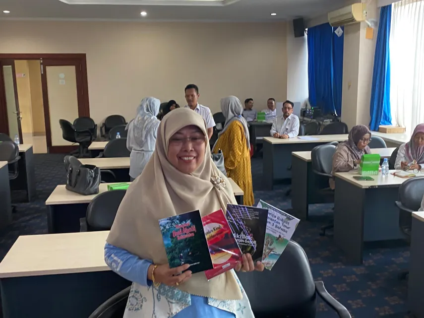 Yayasan Fastabiqul Khairat Hibahkan 65 Buku Karya Guru dan Siswa ke DPK Kaltim