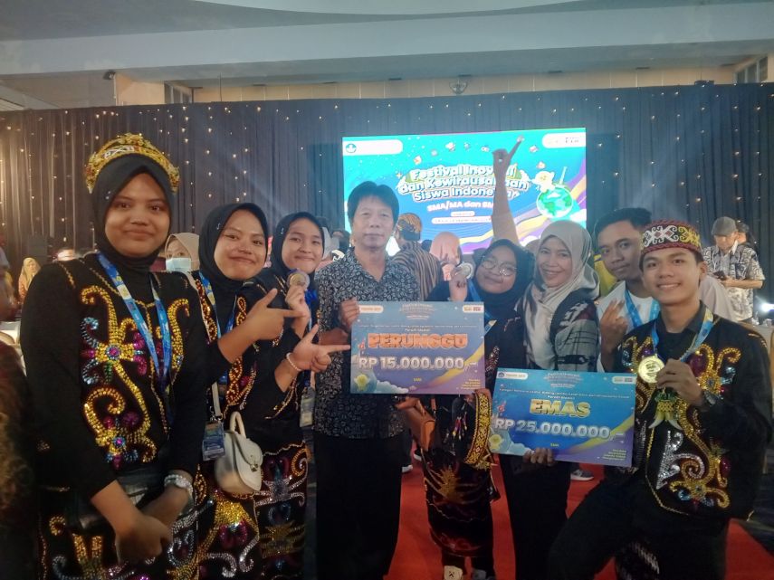 Siswa SMKN 2 Samarinda Raih Emas di Festival Inovasi Kewirausahaan Indonesia 2024 Berkat Pupuk dari Limbah Rambut