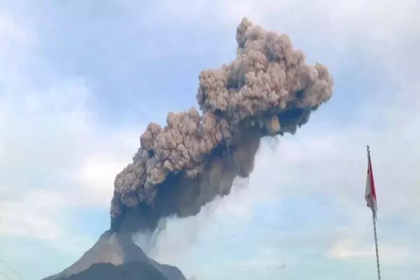 Gunung Lewotobi Laki-Laki Erupsi, Enam Warga Flores Timur Meninggal Dunia akibat Rumah Roboh