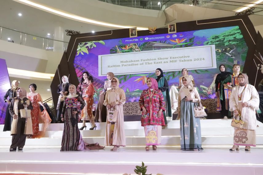 Closing Ceremony Paradise of the East X Mahakam Investment Forum 2024, Sekda Kaltim Pamerkan Kain Wastra Khas Daerah