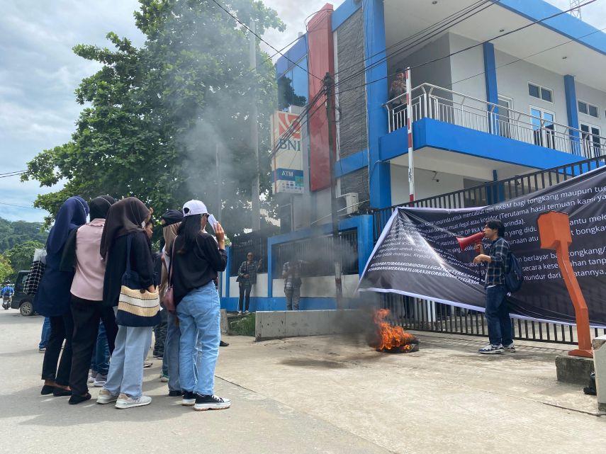 Aksi Demo Gerakan Mahasiswa Peduli Kaltim di KSOP Samarinda: Stop Batu Bara Koridor-Ilegal