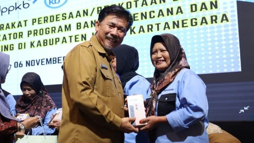 Pemkab Kukar Bekali Kader PPKBD Smartphone untuk Optimalkan Program Bangga Kencana dan Penanganan Stunting