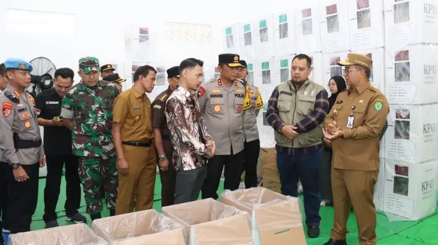 Pj Gubernur dan KPU Kaltim Tinjau Gudang Logistik Pilkada di Balikpapan, Pastikan Kesiapan Maksimal