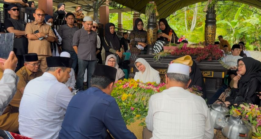 Mantan Gubernur Kaltim Awang Faroek Ishak Disemayamkan di Samping Makam Anaknya