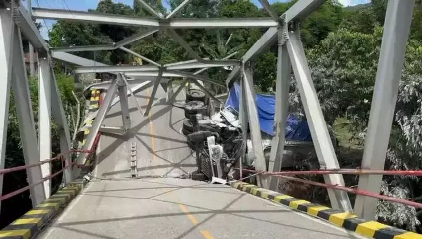 Evakuasi Bangkai Truk di Jembatan Busui yang Ambruk Masih Terkendala