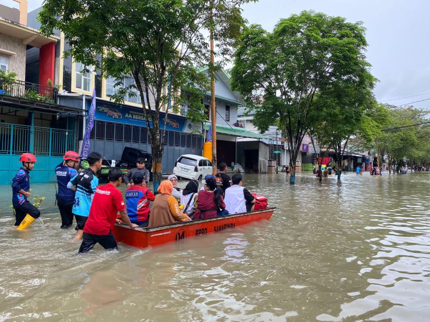 Tak Kunjung Surut, Banjir di Bengkuring Raya Selutut Orang Dewasa