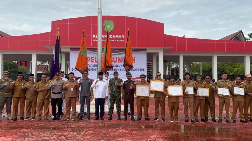 Bupati Kukar Serahkan Penghargaan bagi OPD dan Kelurahan/Desa Berprestasi