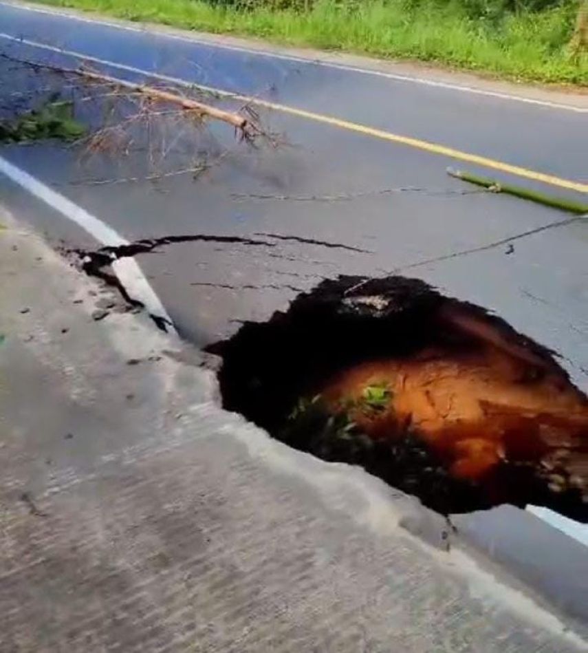 Jalan Poros Kukar-Kubar di Desa Kedang Murung Amblas, Lubang Mengangga Seluas 1 Meter