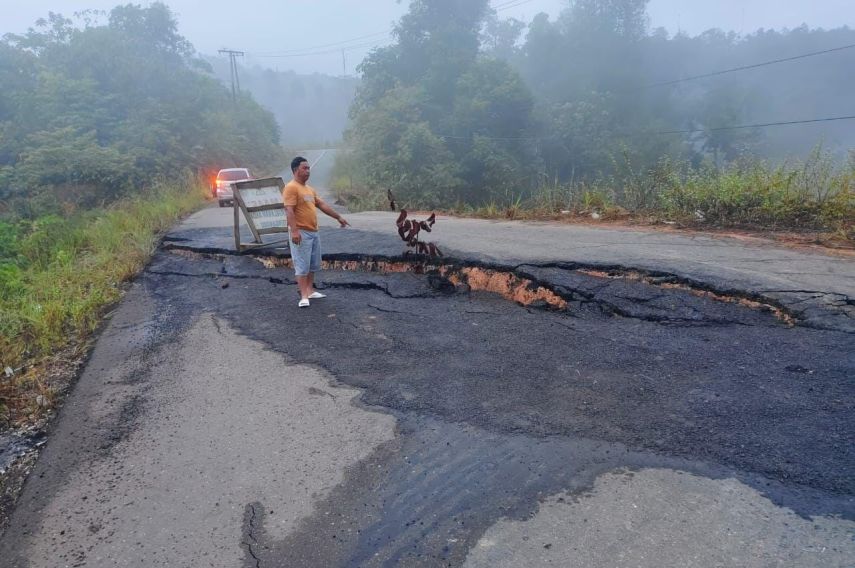 Jalan Poros Tiga Kampung Amblas, DPUPR Berau Kerahkan TRC Lakukan Penanganan Sementara