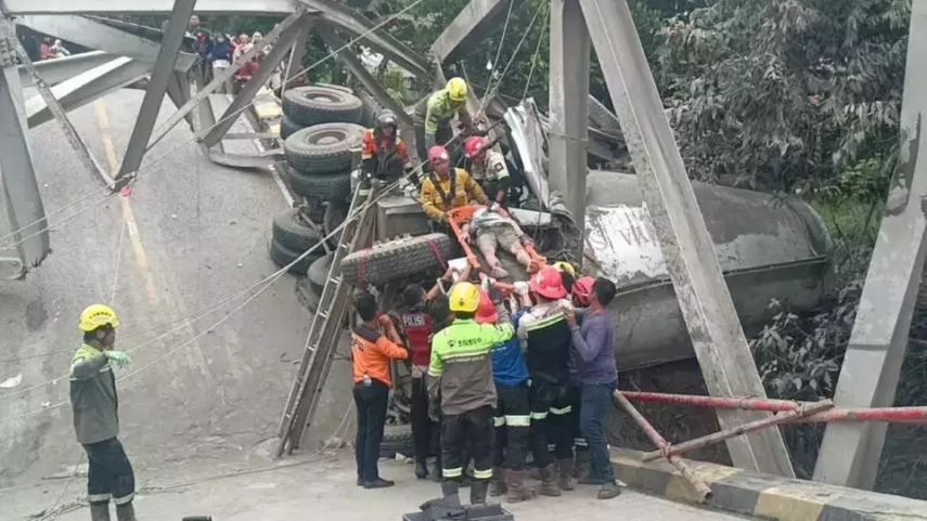 Jembatan Busui Ambruk Dihantam Truk Bermuatan 50 Ton Semen Curah, Akses Kaltim-Kalsel Lumpuh Total