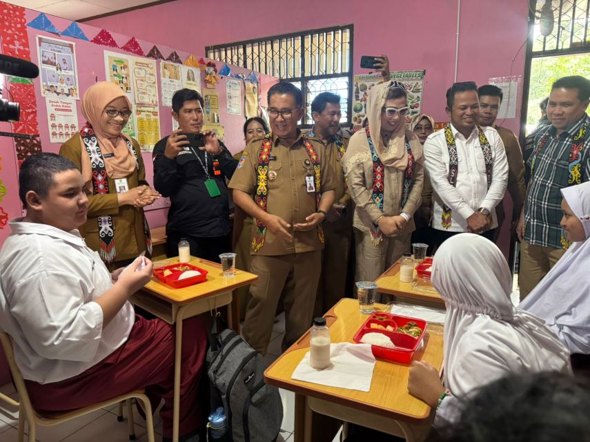 Pj Gubernur Kaltim Tinjau Program Makan Bergizi Gratis di SLB Tenggarong