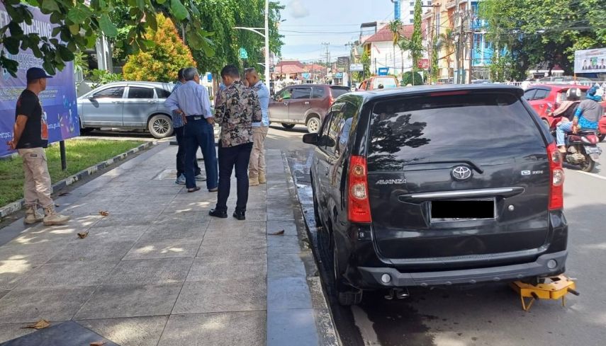 Dishub Samarinda Derek 3 Mobil Parkir Liar di Kawasan Basuki Rahmat