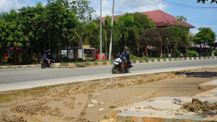 Endapan Lumpur di Bahu Jalan Ancam Keselamatan Pengendara, Pengelola Diminta Bertanggung Jawab