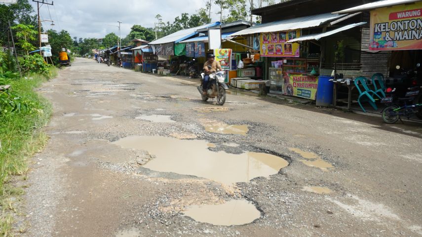 Jalan Poros Tumbit Melayu Babak Belur, Pemerintah Kampung Tagih Perbaikan Lewat CSR Perusahaan