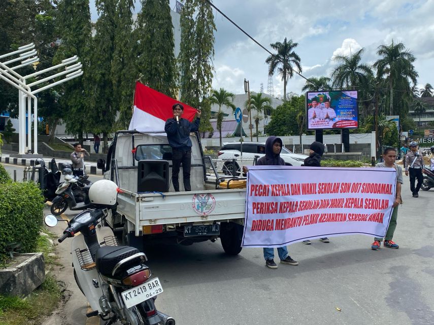 Aliansi Masyarakat Sipil Geruduk Balai Kota Samarinda, Tuntut Pencopotan Kepala SDN 007 Samarinda Terkait Kasus Pelecehan Pelajar