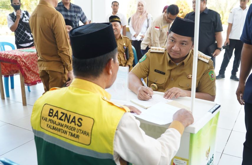 Bupati PPU dan Jajaran Salurkan Zakat di Baznas, Ajak Masyarakat Perkuat Kepedulian Sosial