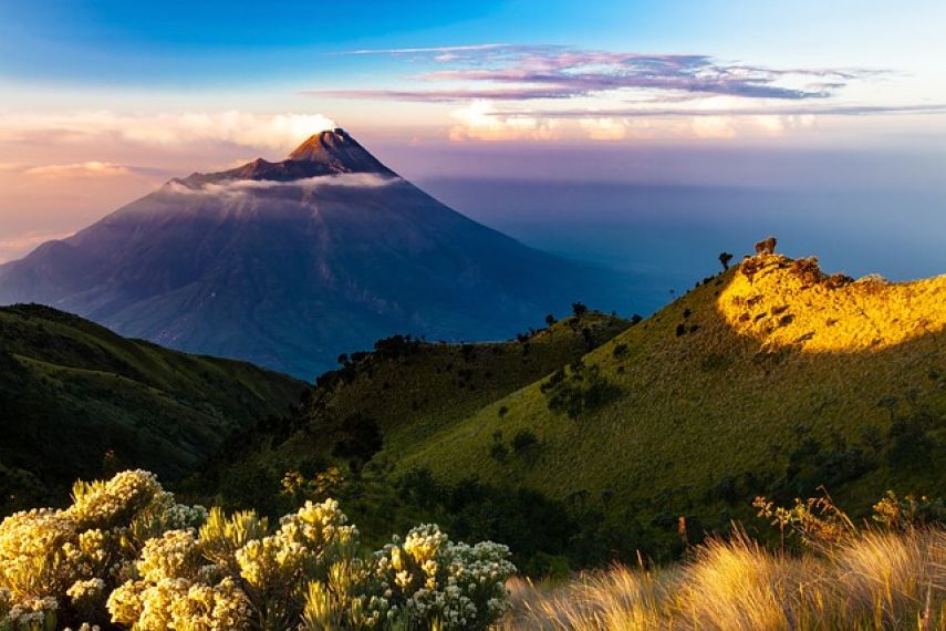 Jadi Tantangan Para Pendaki, Ini 10 Gunung Tertinggi di Indonesia