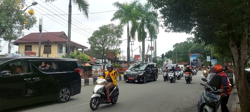 Ratusan Warga Bontang Ikuti Konvoi Penyambutan Neni-Agus