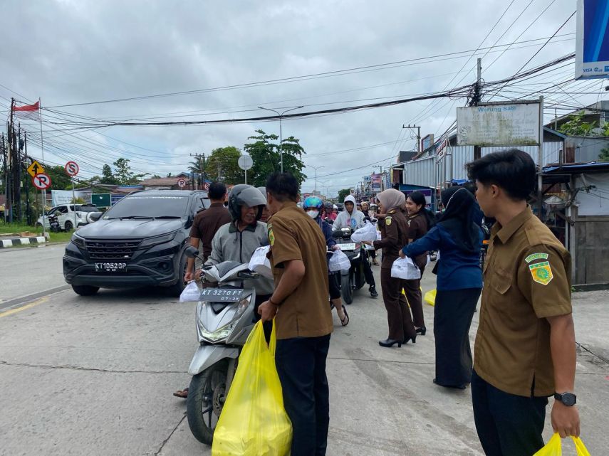 Jelang Berbuka, Kejati Kaltim Bagi 500 Takjil untuk Masyarakat Samarinda