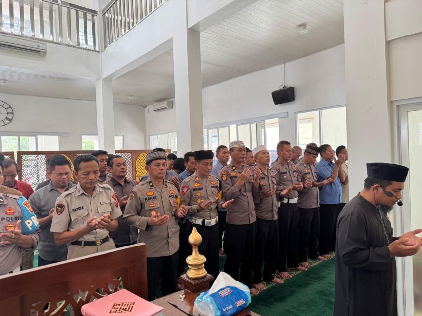 Polres Berau Gelar Salat Gaib untuk 3 Polisi yang Gugur dalam Penggerebekan Judi Sabung Ayam di Lampung