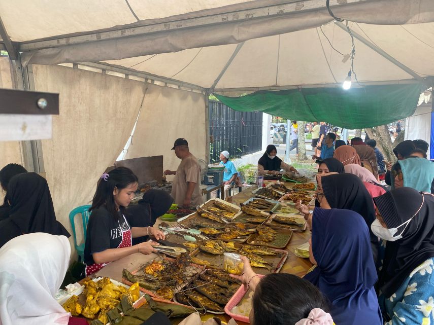 Hari Pertama Puasa, Warga Samarinda Berburu Takjil di Pasar Ramadan GOR Segiri 