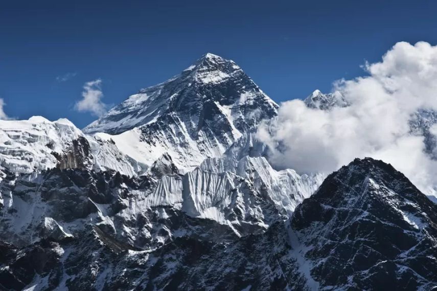 Mengenal Puncak Carstensz, Gunung Tertinggi Indonesia dengan Salju Abadi