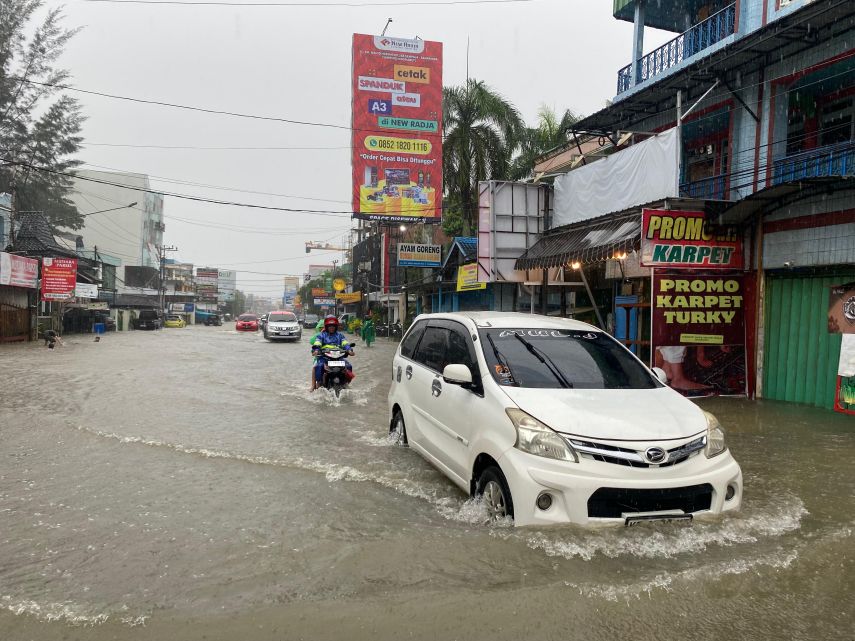 Banjir di Jalan KH Abul Hasan Samarinda: Kendaraan Mogok, Kios, dan Rumah Kebanjiran