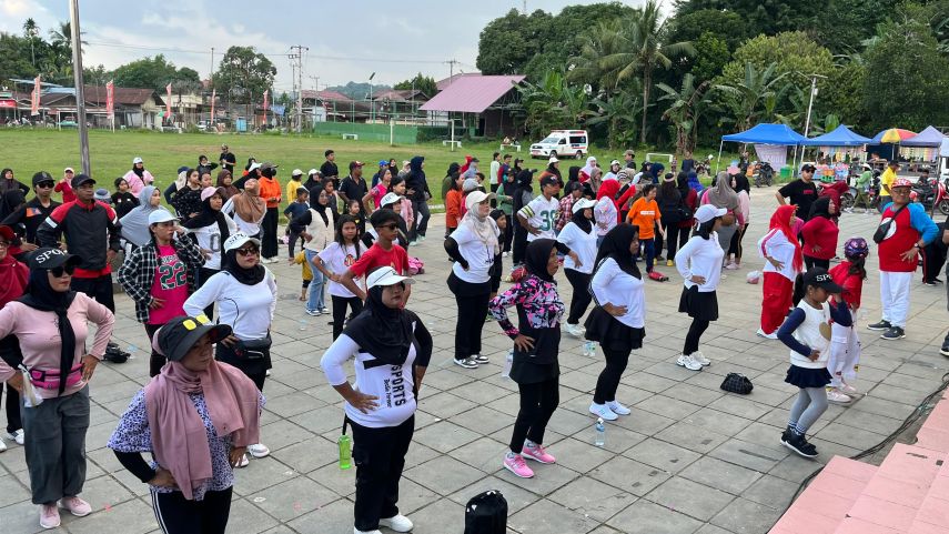 Dispora Kukar dan KNPI Gelar Jalan Santai dan Senam Sehat, Ratusan Warga Loa Kulu Sambut Antusias