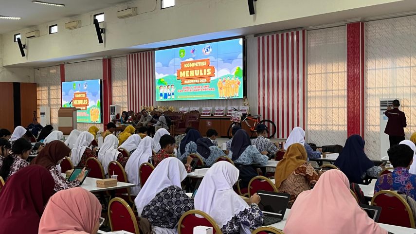Ratusan Guru dan Siswa SMP Kukar Adu Kreativitas di Lomba Desain Grafis Digital Hardiknas 2025