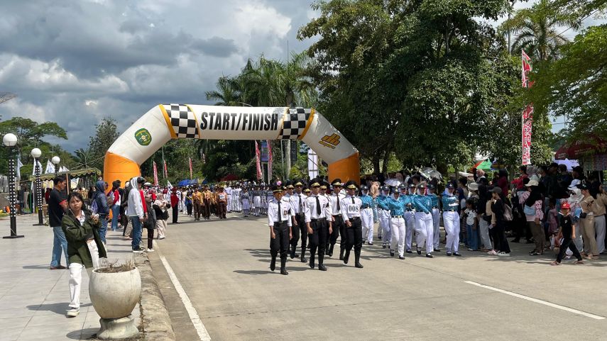 Ratusan Pelajar dan Guru Meriahkan Lomba Gerak Jalan Hardiknas 2025 di Tenggarong