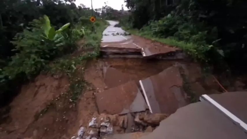 Jalan Poros di Berau Amblas, Lima Kecamatan Terisolasi