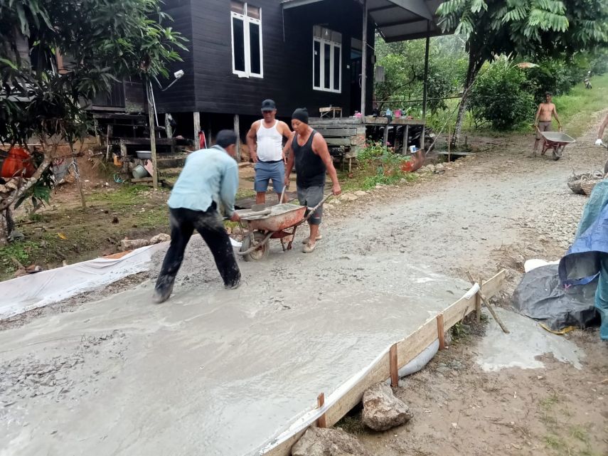 Desa Loh Sumber Bangun Fasilitas Warga, Fokus Semenisasi Gang dan Kanopi Balai Dusun
