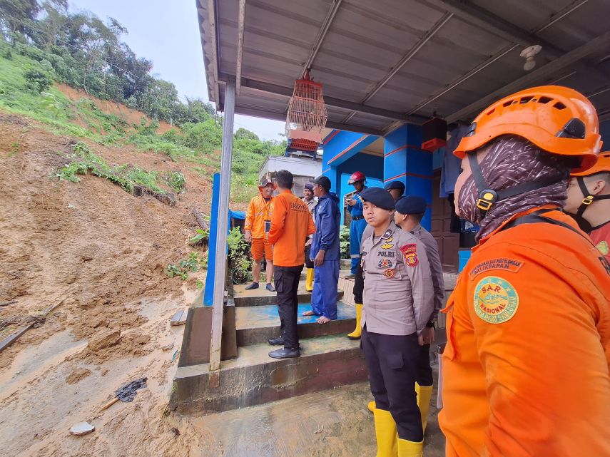 Tiga Orang Jadi Korban Tanah Longsor di Kawasan Lempake, Tim SAR Balikpapan Turun Tangan