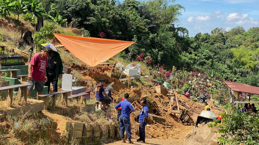 Puluhan Makam di TPU Cempaka Jalan Pangeran Suryanata Longsor, BPBD Samarinda Upayakan Relokasi