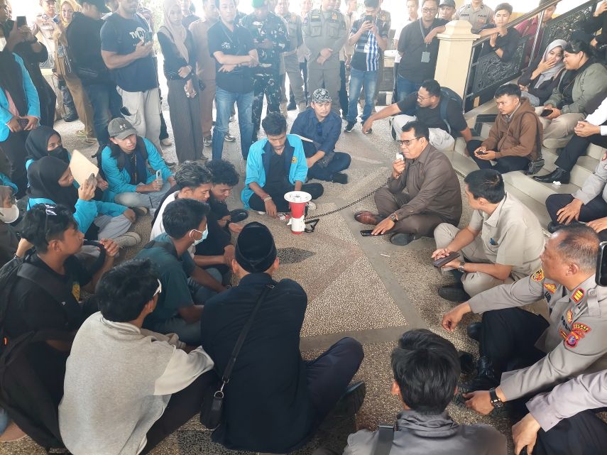 Mahasiswa STIPER Berunjuk Rasa Tolak Penggabungan Kampus dengan UMB, DPRD Janji Bakal Gelar Hearing