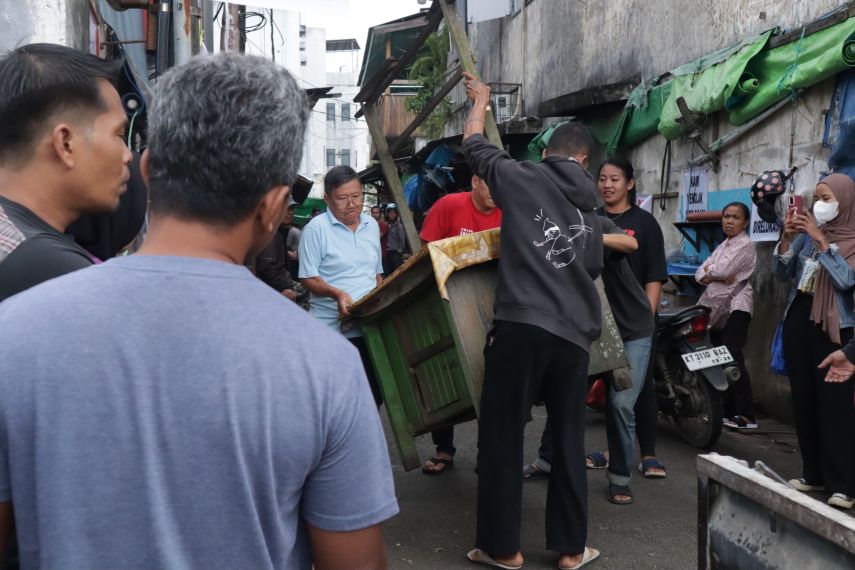 Di Bawah Ancaman Penggusuran, Pedagang Pasar Subuh Samarinda Tetap Berjualan