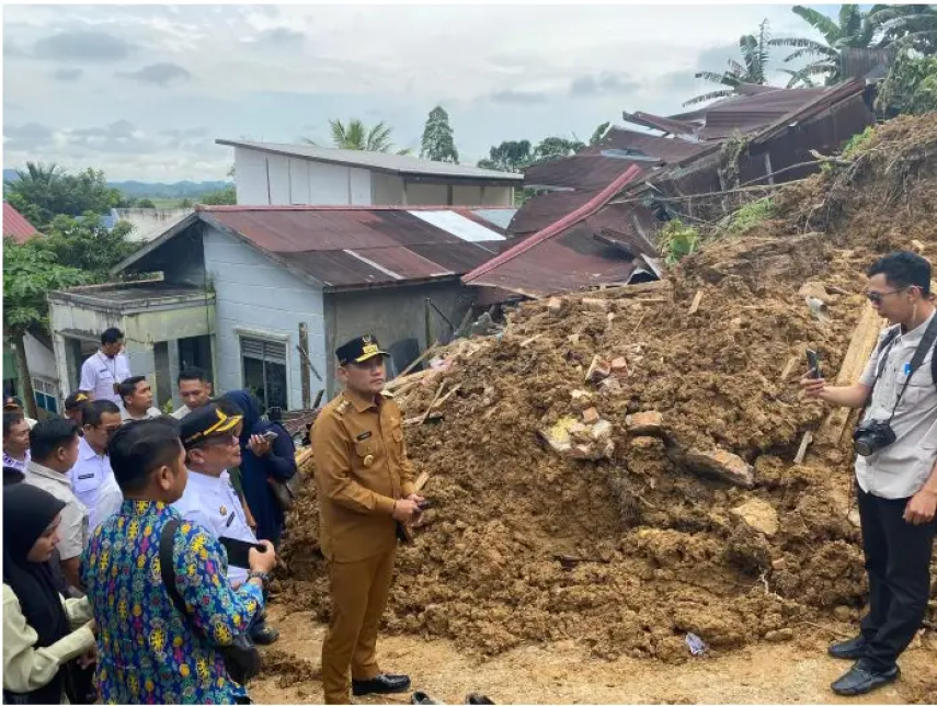 Wagub Seno Aji Tinjau Lokasi Longsor di Lempake, Janjikan Bantuan Rumah Layak Huni untuk Korban
