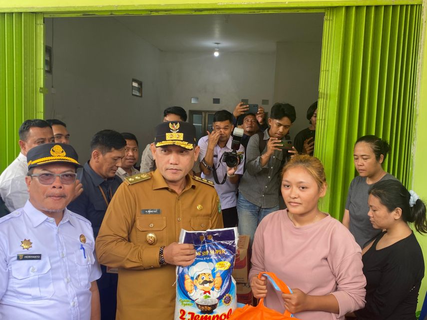 Wagub Kaltim Serahkan Bantuan Logistik untuk Korban Longsor di Lempake Samarinda