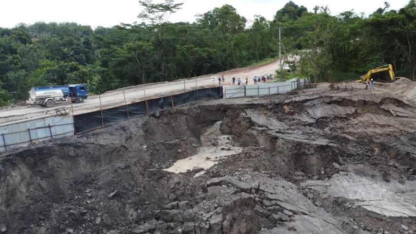 Longsor Dekat Tambang Ancam Akses Utama ke Pendingin, Warga Siap Lakukan Orasi