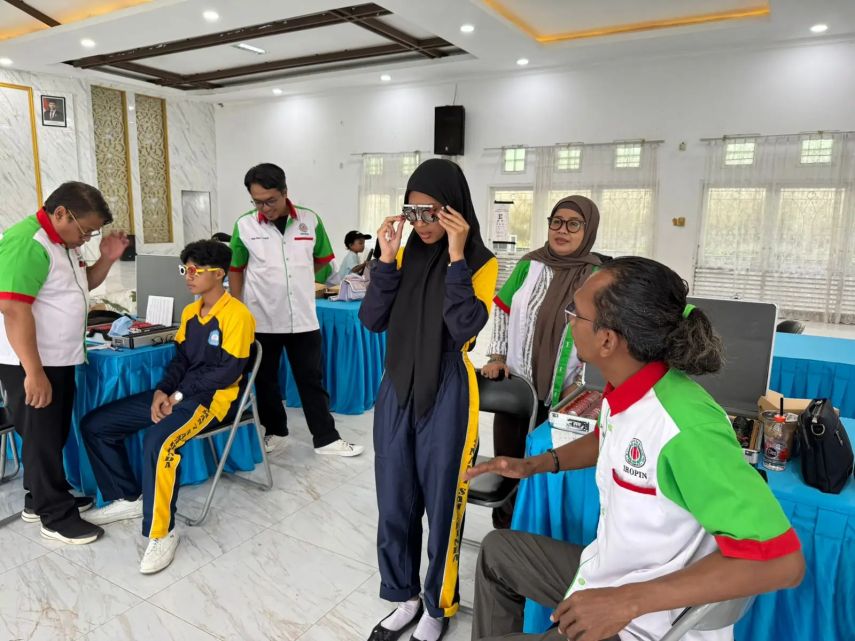 Peringatan HKG PKK ke-53, Pemprov Kaltim Bagikan Kacamata Gratis dan Gelar Pemeriksaan Mata untuk Pelajar