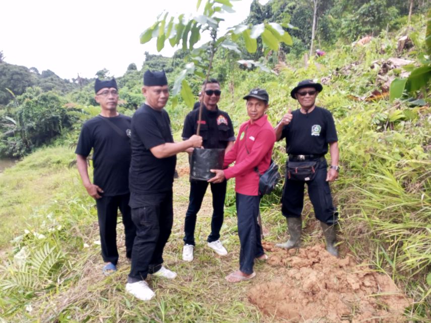 Ratusan Bibit Ditanam di Embung Maluhu, Peringati 30 Tahun Ikawangi Kukar