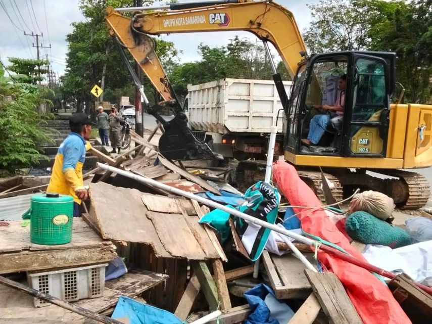 Bangunan Liar di Atas Drainase Jalan PM Noor Ditertibkan, Camat Samarinda Utara Dorong Partisipasi Masyarakat Jaga Lingkungan 