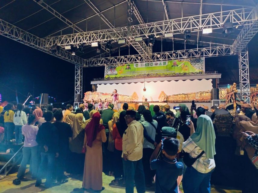 Dispar Kukar Apresiasi Pagelaran Wayang Kulit di Desa Bukit Raya
