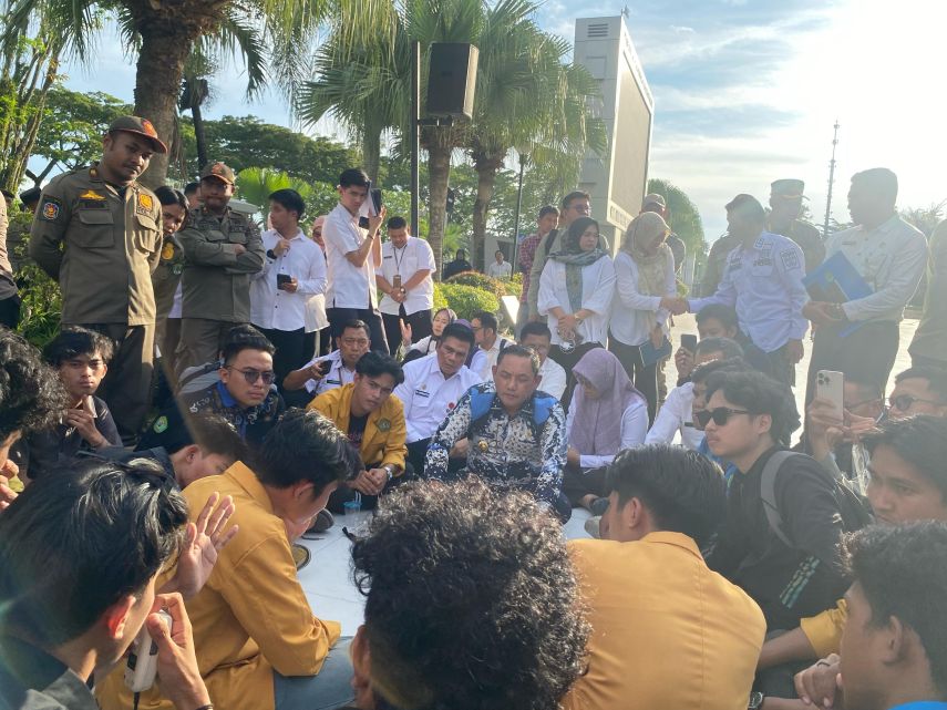 Temui Massa Aksi Demo 100 Hari Kerja, Wagub Kaltim Seno Aji Janji Lindungi Masyarakat Adat