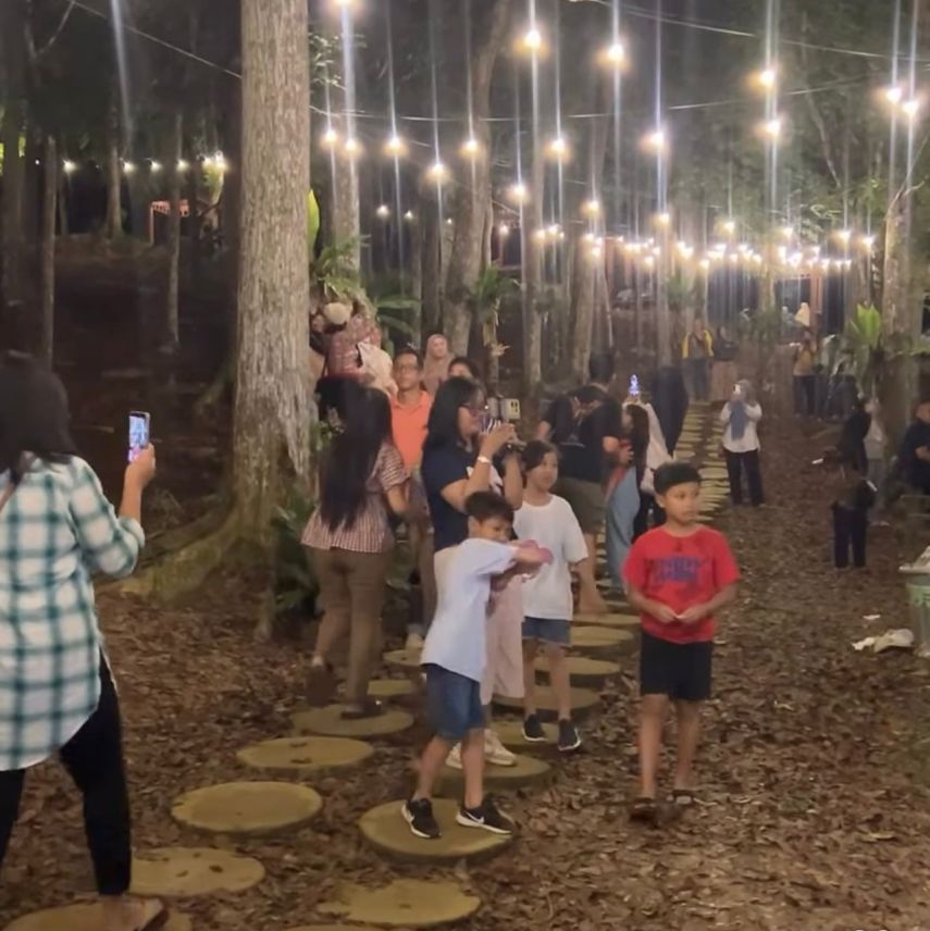 Bukit Mahoni, Wisata Alam Hits di Tenggarong Seberang yang Hadirkan “Mahoni Menyala” Tiap Akhir Pekan
