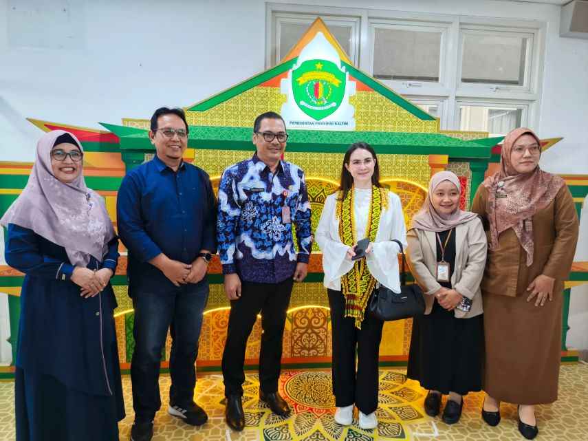 Arumi Bachsin Hadiri Rakernas PKK 2025, Disambut Hangat oleh Kadiskominfo Kaltim di Bandara APT Pranoto Samarinda