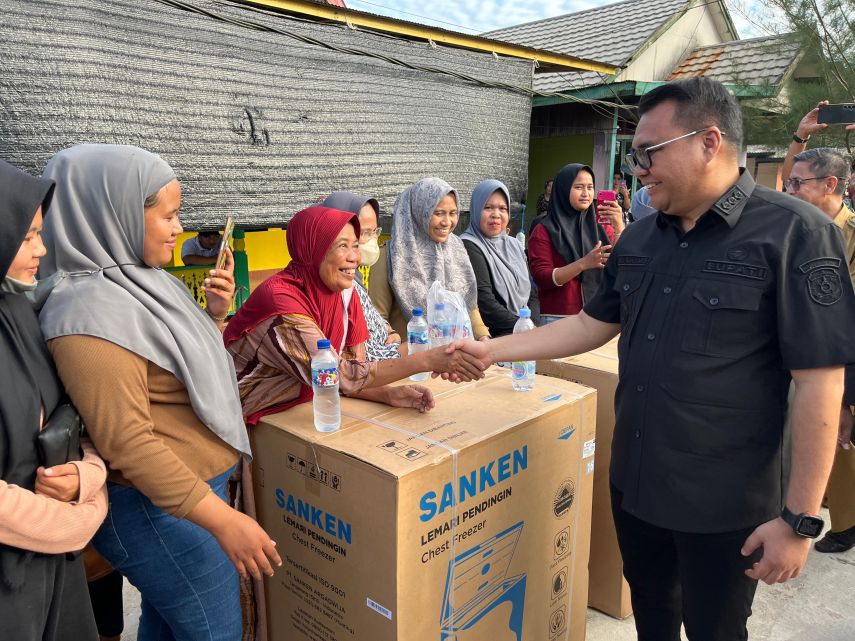 Bupati Kukar Serahkan Bantuan Alat Tangkap Ikan ke 28 Kelompok Nelayan di Muara Badak Ilir
