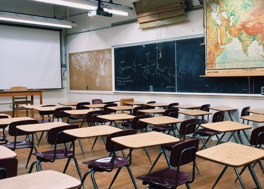 SD di Tenggarong Kurang Fasilitas Belajar, Puluhan Siswa Diminta Bawa Meja Sendiri dan Duduk Melantai