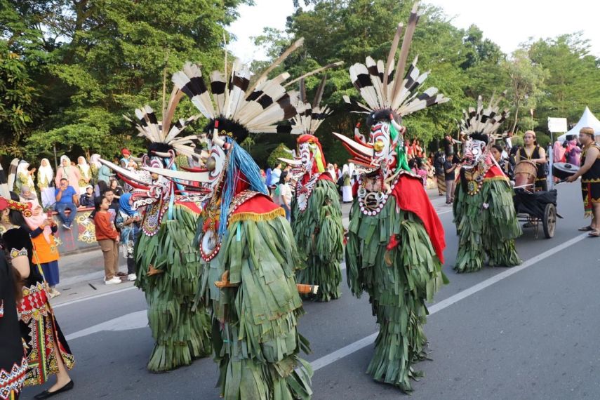 EBIFF 2025 Dimulai, 400 Peserta Meriahkan Kirab Budaya Internasional di Kaltim